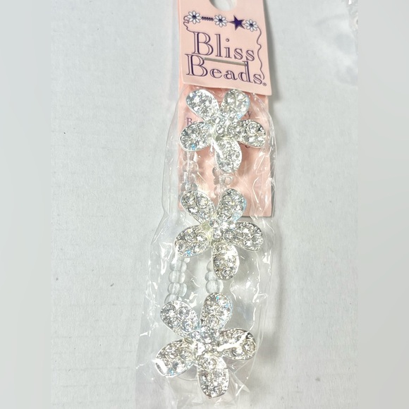 Bliss beads silver plated rhinestones flower sliders and 3 faux silver buttons - Picture 4 of 7